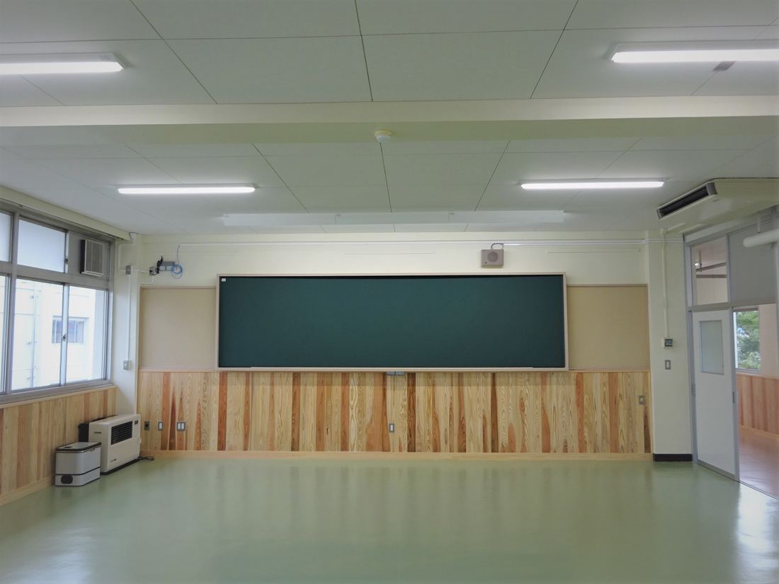 羽生実業高校の改修後の廊下